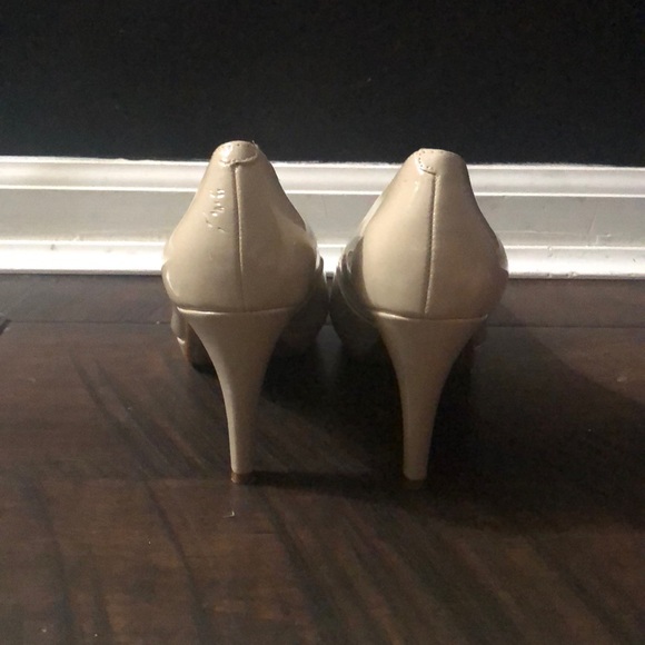 Tan Patent Heels. Size 8. - Picture 5 of 7